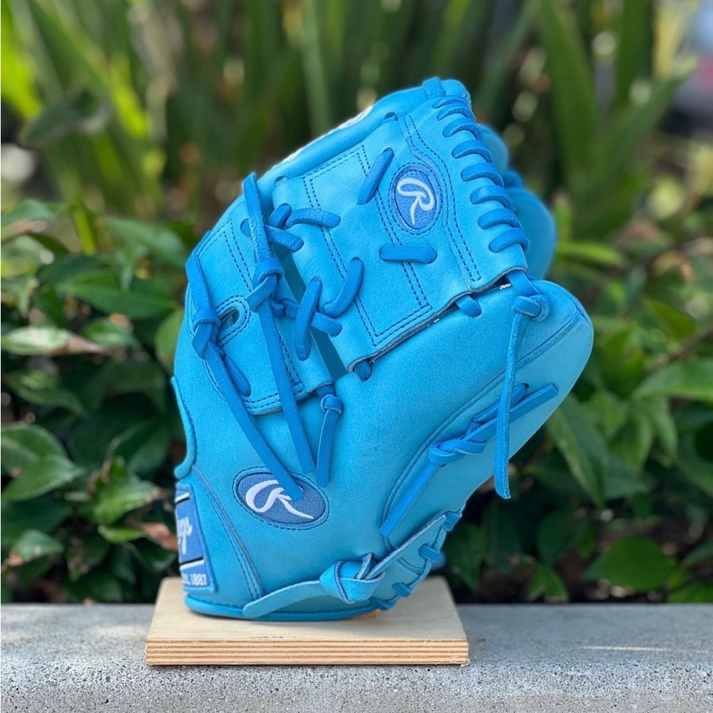 Custom Wilson gloves - Picture 3 of 3